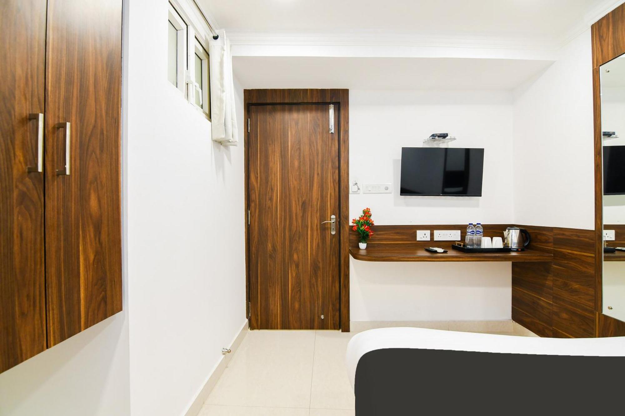 Super Hotel O Eminent Hotel Колката Екстериор снимка